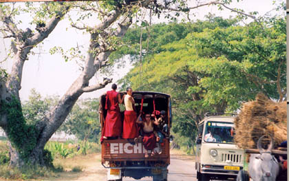 India_Coorg_a_roadto01_monks01.jpg